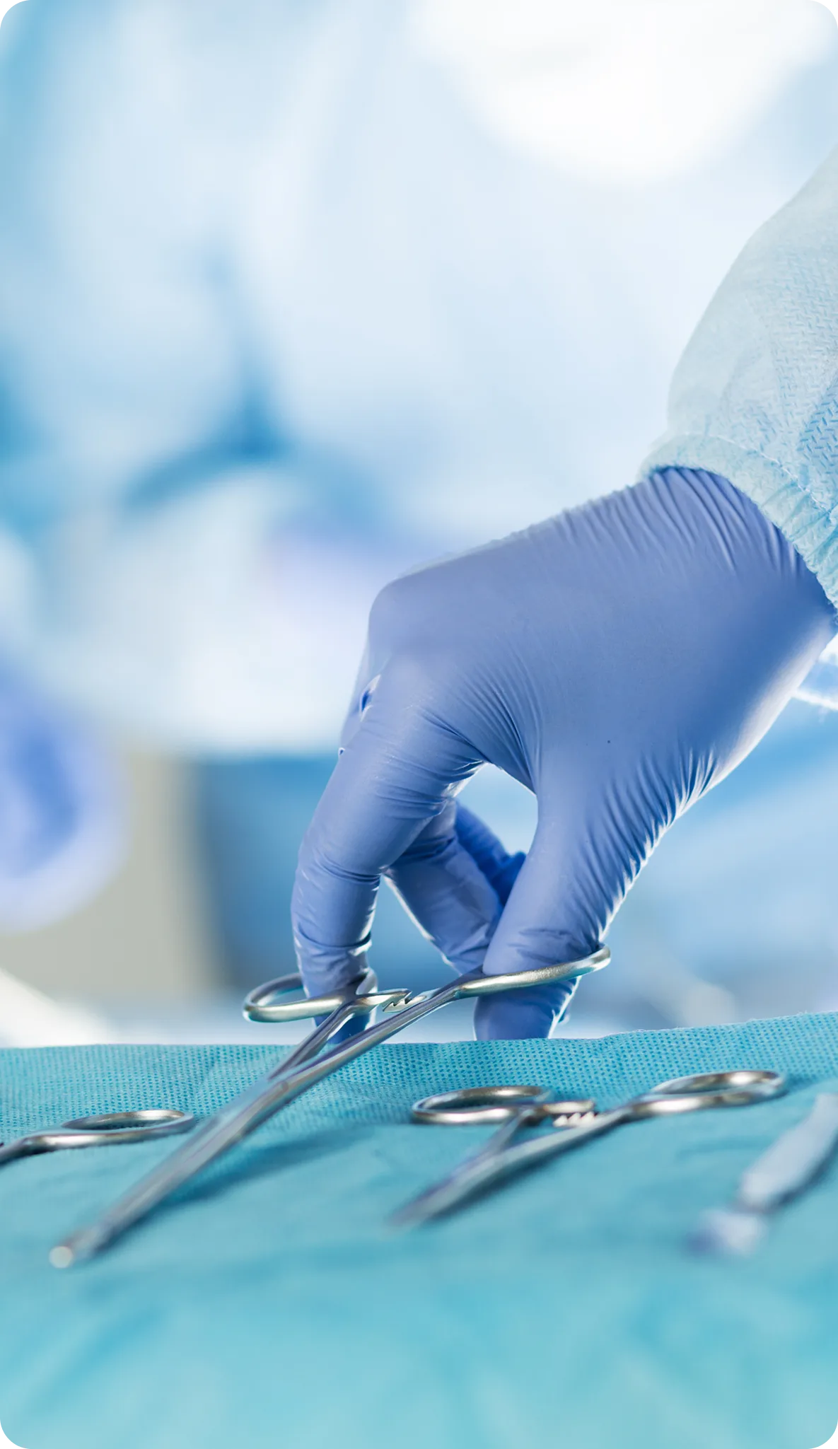 Ferri chirurgici disposti sul campo sterile